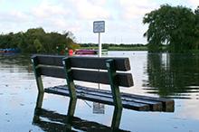 Bild på översvämmad parkbänk